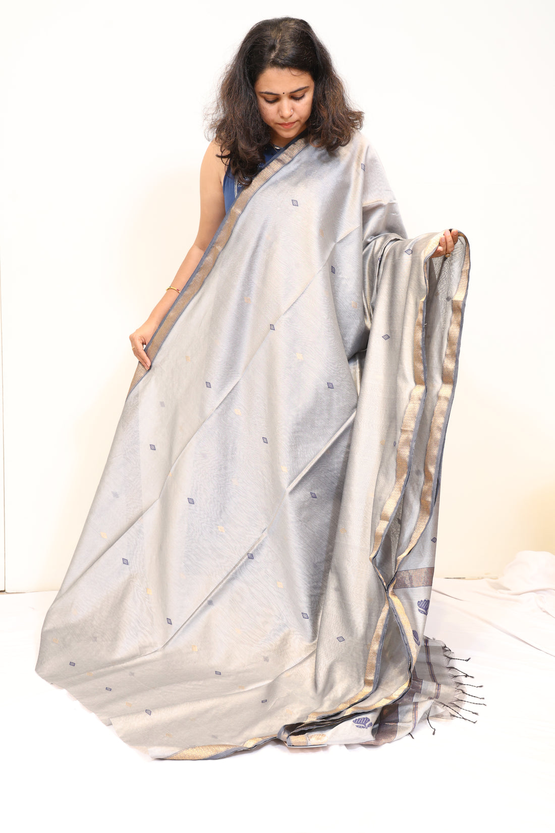 Pure Maheshwari Silk Cotton Silver Grey Handwoven Saree with Copper-Gold Border & Floral Pallu