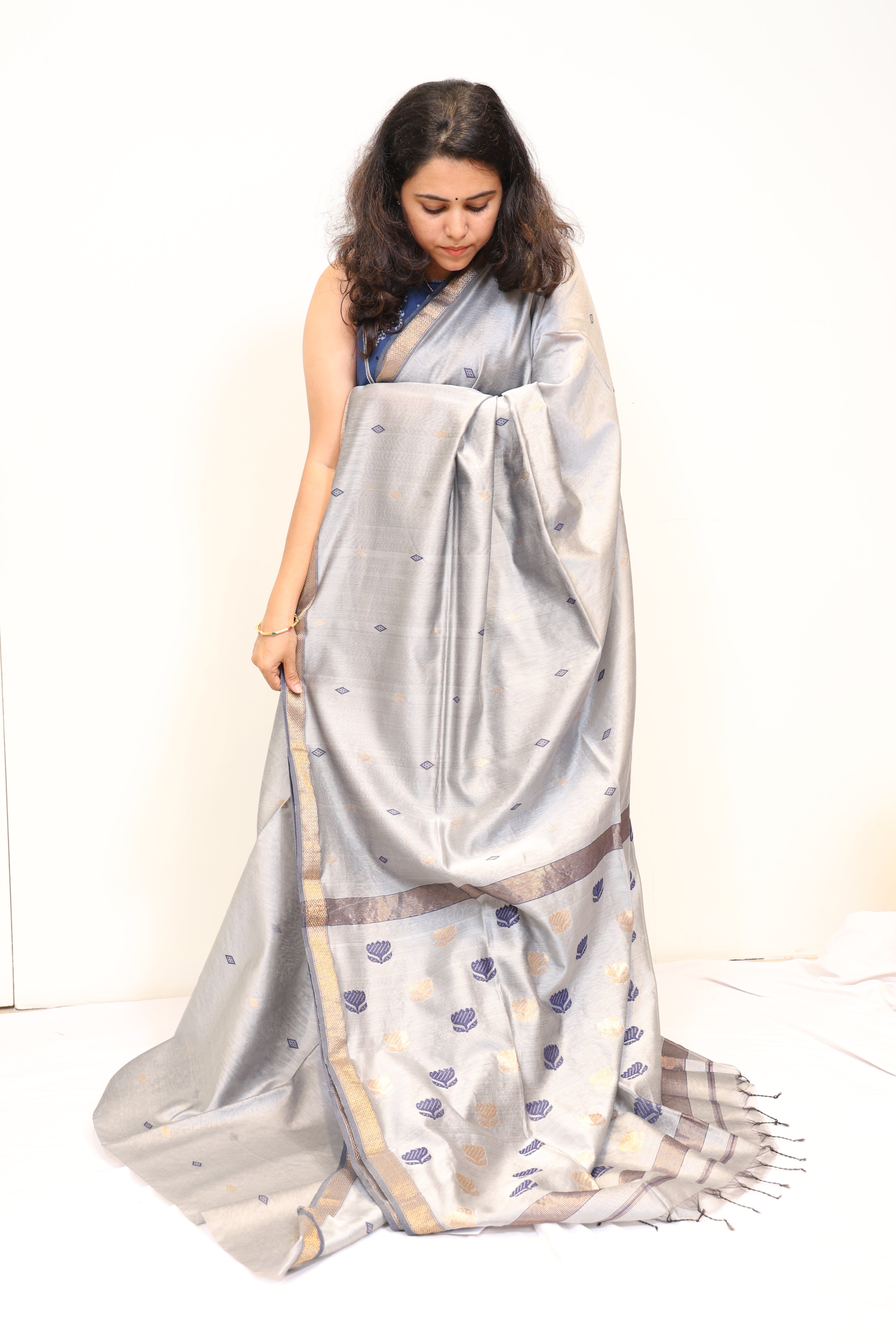 Pure Maheshwari Silk Cotton Silver Grey Handwoven Saree with Copper-Gold Border & Floral Pallu