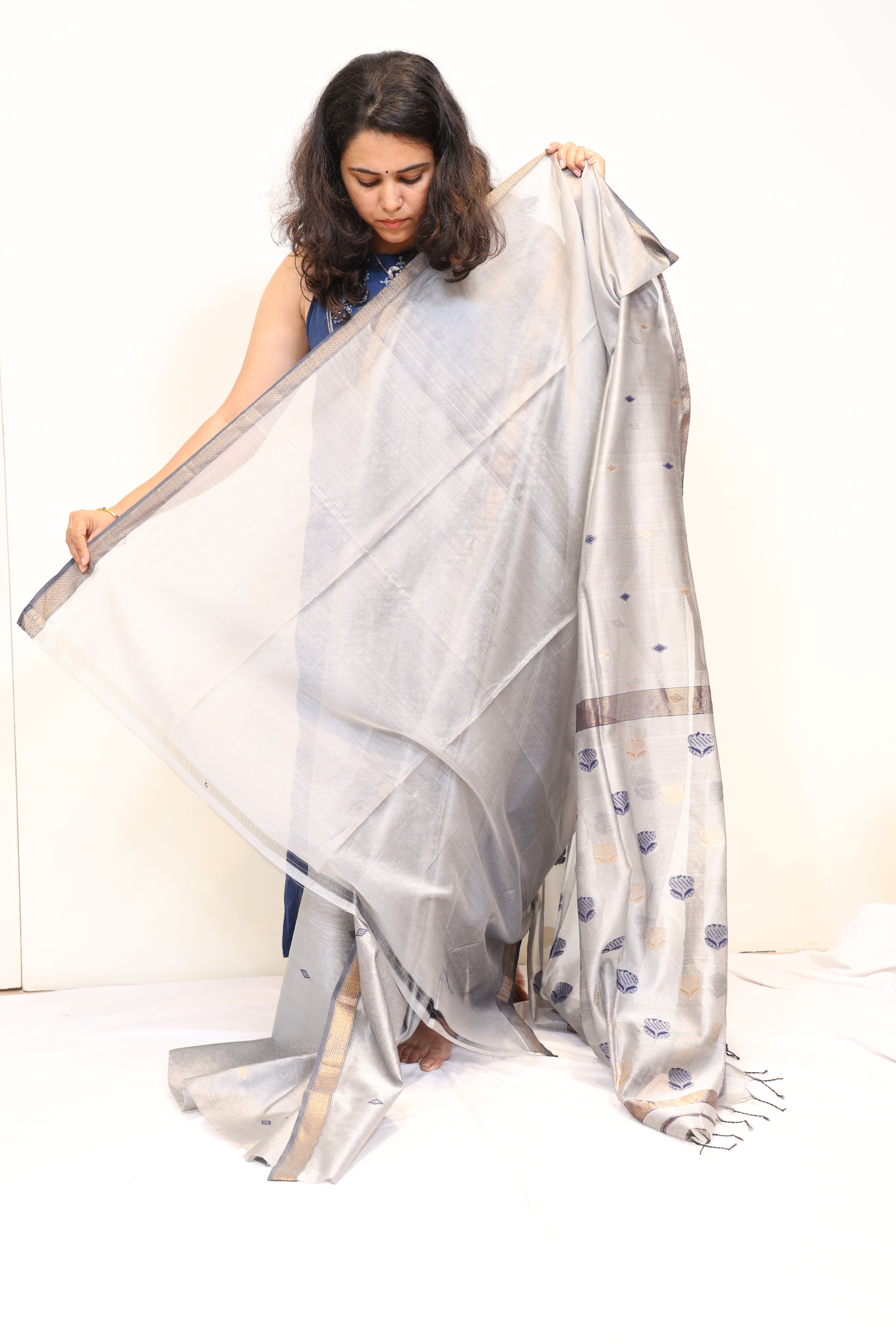 Pure Maheshwari Silk Cotton Silver Grey Handwoven Saree with Copper-Gold Border & Floral Pallu